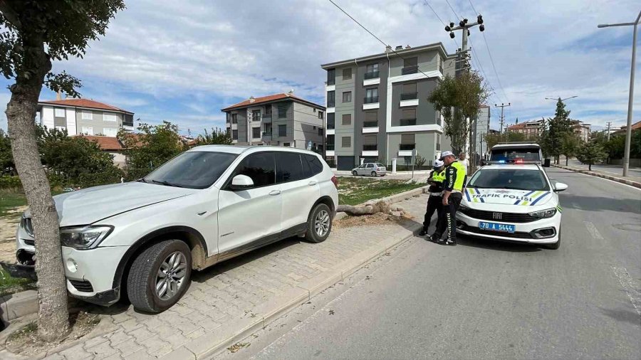 Karaman’da Kontrolden Çıkan Cip Kaldırımdaki Ağacı Devirdi