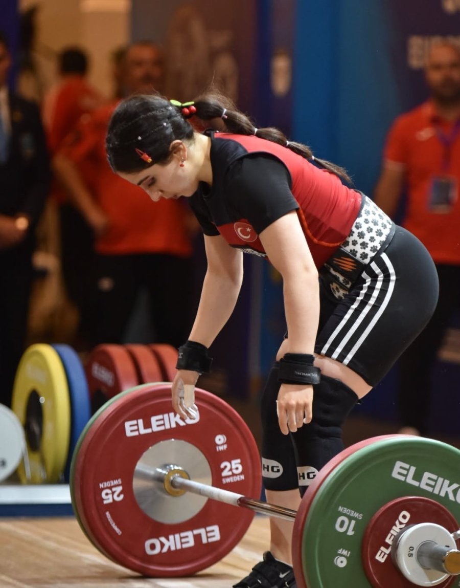 Tarsuslu Milli Halterci 2 Avrupa Rekoruyla Şampiyon Oldu