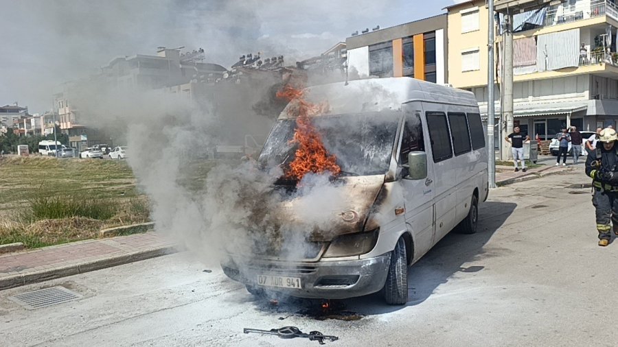 Yanan Aracı Söndüren İtfaiyenin Suyu, Türk Bayrağı İçin Aktı
