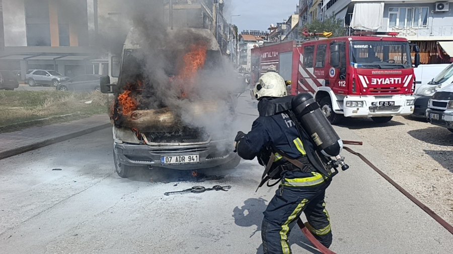 Yanan Aracı Söndüren İtfaiyenin Suyu, Türk Bayrağı İçin Aktı