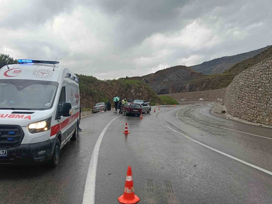 Manavgat’ta 3 Araçlı Zincirleme Kaza: 3 Yaralı