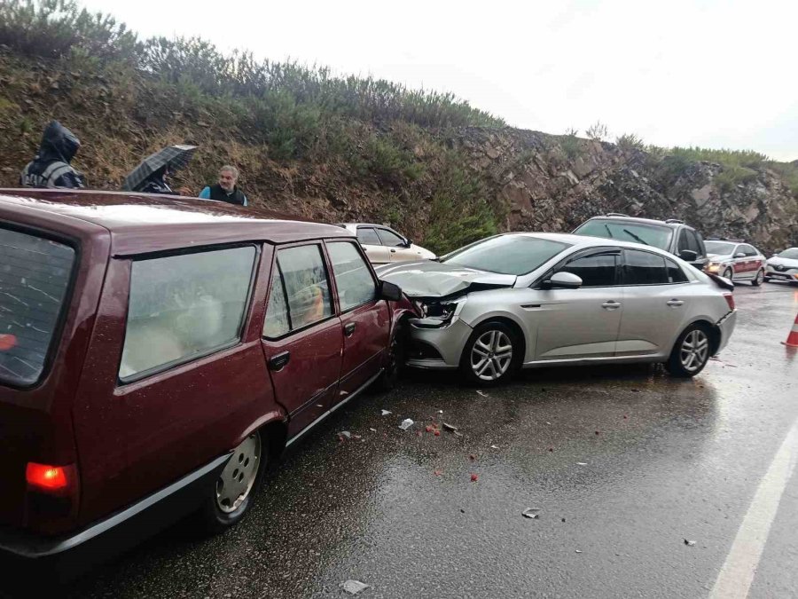 Manavgat’ta 3 Araçlı Zincirleme Kaza: 3 Yaralı