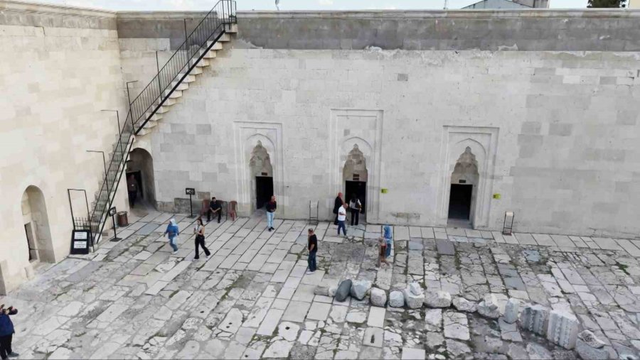 800 Yıllık Kervansaray Yerli Ve Yabancı Turistlerin İlgi Odağı