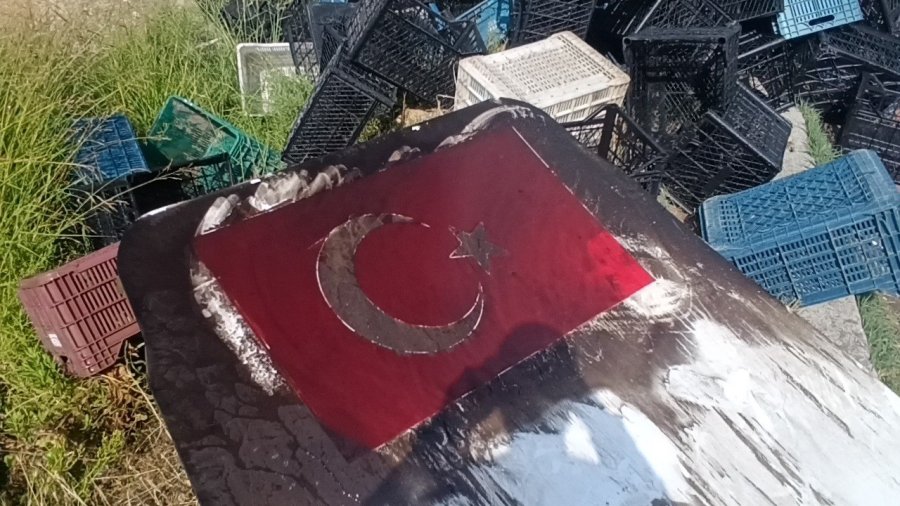 Yanan Aracı Söndüren İtfaiyenin Suyu, Türk Bayrağı İçin Aktı
