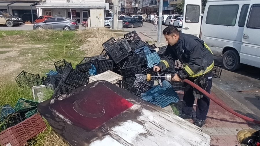 Yanan Aracı Söndüren İtfaiyenin Suyu, Türk Bayrağı İçin Aktı