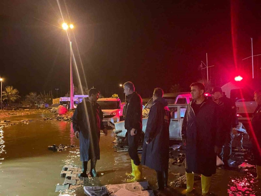 Antalya’da Sağanak Nedeniyle Mahsur Kalan 22 Kişi Kurtarıldı