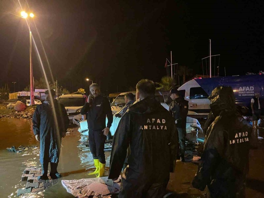 Antalya’da Sağanak Nedeniyle Mahsur Kalan 22 Kişi Kurtarıldı