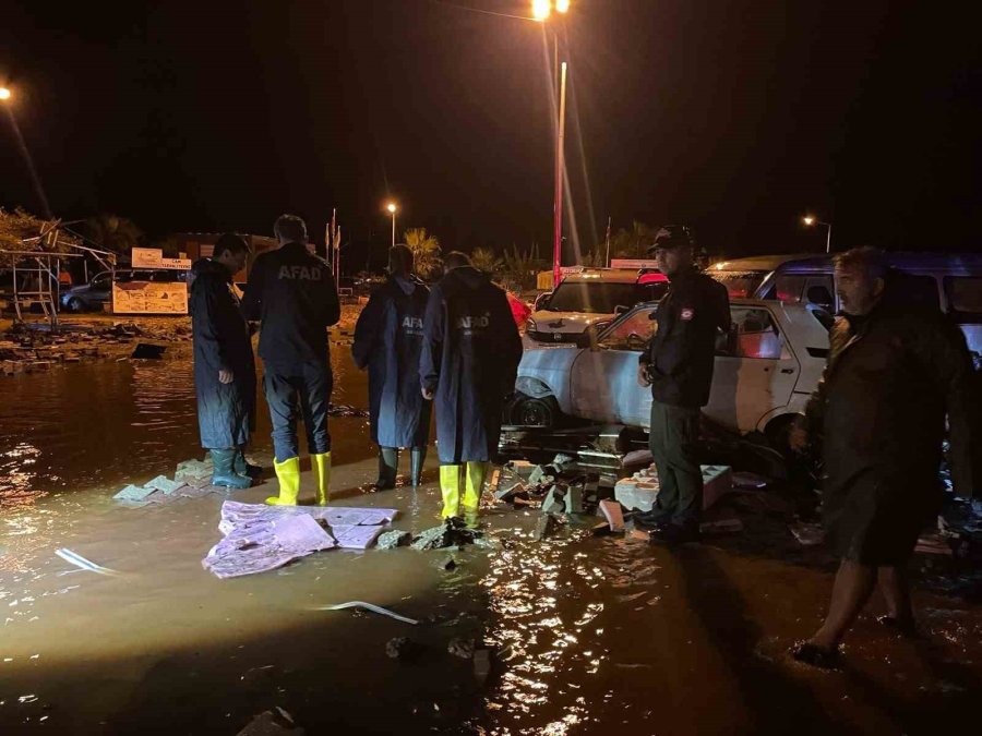 Antalya’da Sağanak Nedeniyle Mahsur Kalan 22 Kişi Kurtarıldı