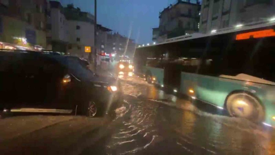 Antalya’da Sağanak Yağış Hayatı Olumsuz Etkiledi