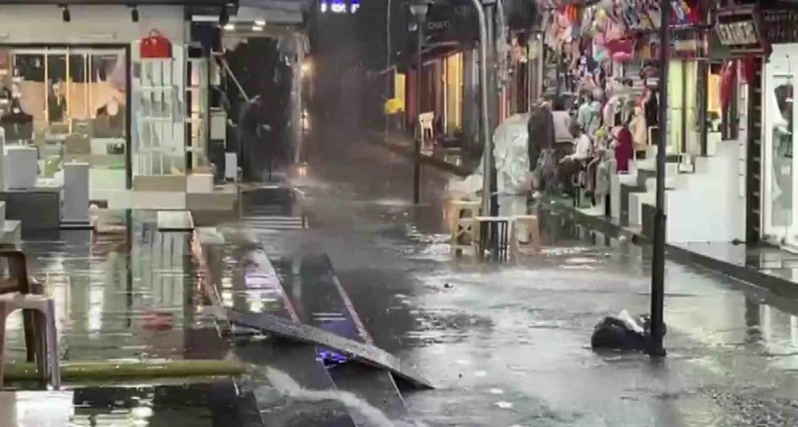Antalya’da Sağanak Yağış Hayatı Olumsuz Etkiledi