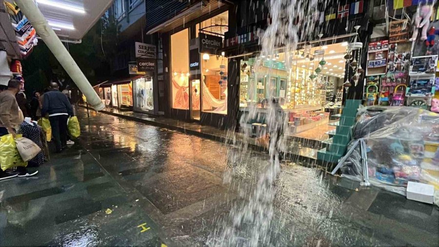 Antalya’da Sağanak Yağış Hayatı Olumsuz Etkiledi