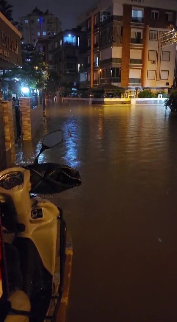Antalya’da Sağanak Yağış Hayatı Olumsuz Etkiledi