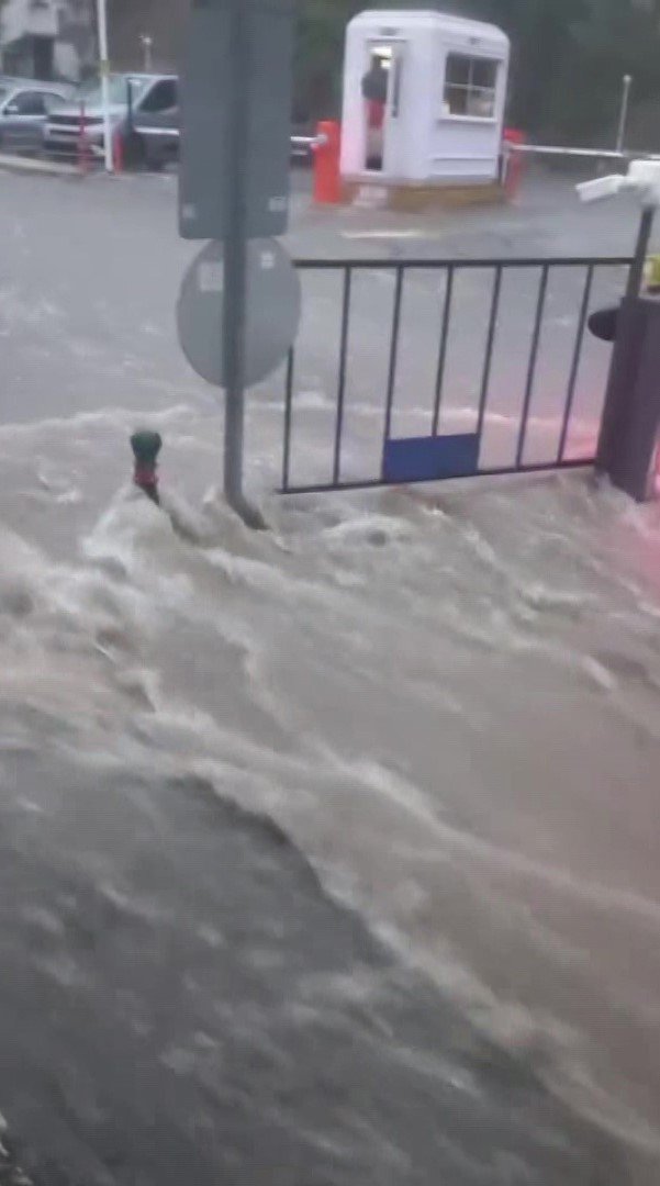 Antalya’da Sağanak Yağış Hayatı Olumsuz Etkiledi