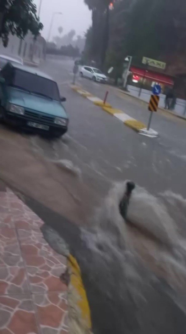 Antalya’da Sağanak Yağış Hayatı Olumsuz Etkiledi