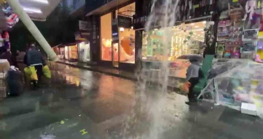 Antalya’da Sağanak Yağış Hayatı Olumsuz Etkiledi