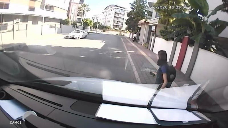Okul Servisinden İndi, Yolun Karşısına Geçerken Başka Servisin Çarpmasıyla Hastanelik Oldu