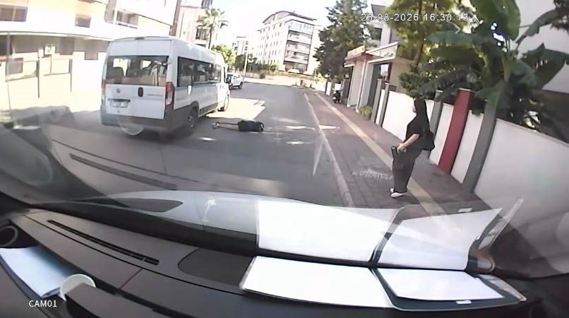Okul Servisinden İndi, Yolun Karşısına Geçerken Başka Servisin Çarpmasıyla Hastanelik Oldu