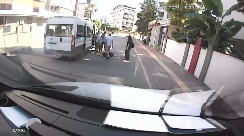 Okul Servisinden İndi, Yolun Karşısına Geçerken Başka Servisin Çarpmasıyla Hastanelik Oldu