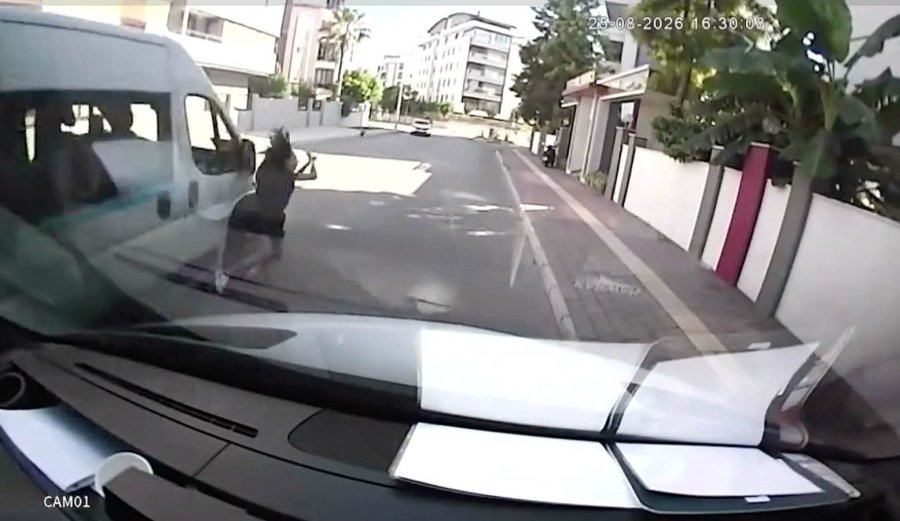 Okul Servisinden İndi, Yolun Karşısına Geçerken Başka Servisin Çarpmasıyla Hastanelik Oldu