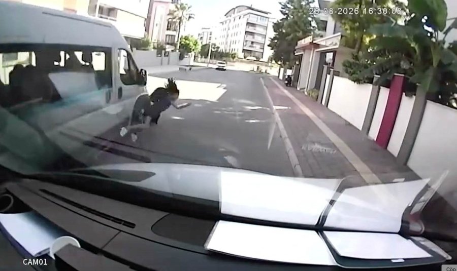 Okul Servisinden İndi, Yolun Karşısına Geçerken Başka Servisin Çarpmasıyla Hastanelik Oldu