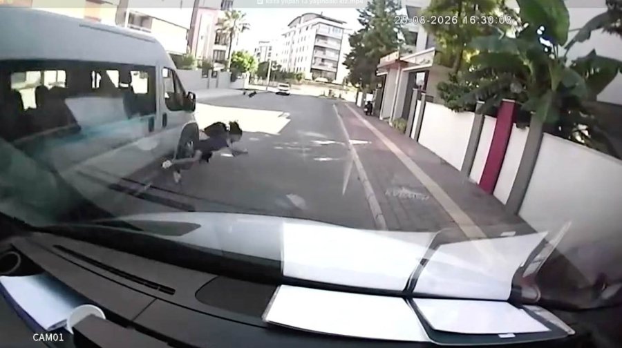 Okul Servisinden İndi, Yolun Karşısına Geçerken Başka Servisin Çarpmasıyla Hastanelik Oldu