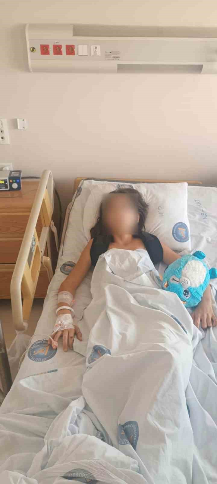 Okul Servisinden İndi, Yolun Karşısına Geçerken Başka Servisin Çarpmasıyla Hastanelik Oldu
