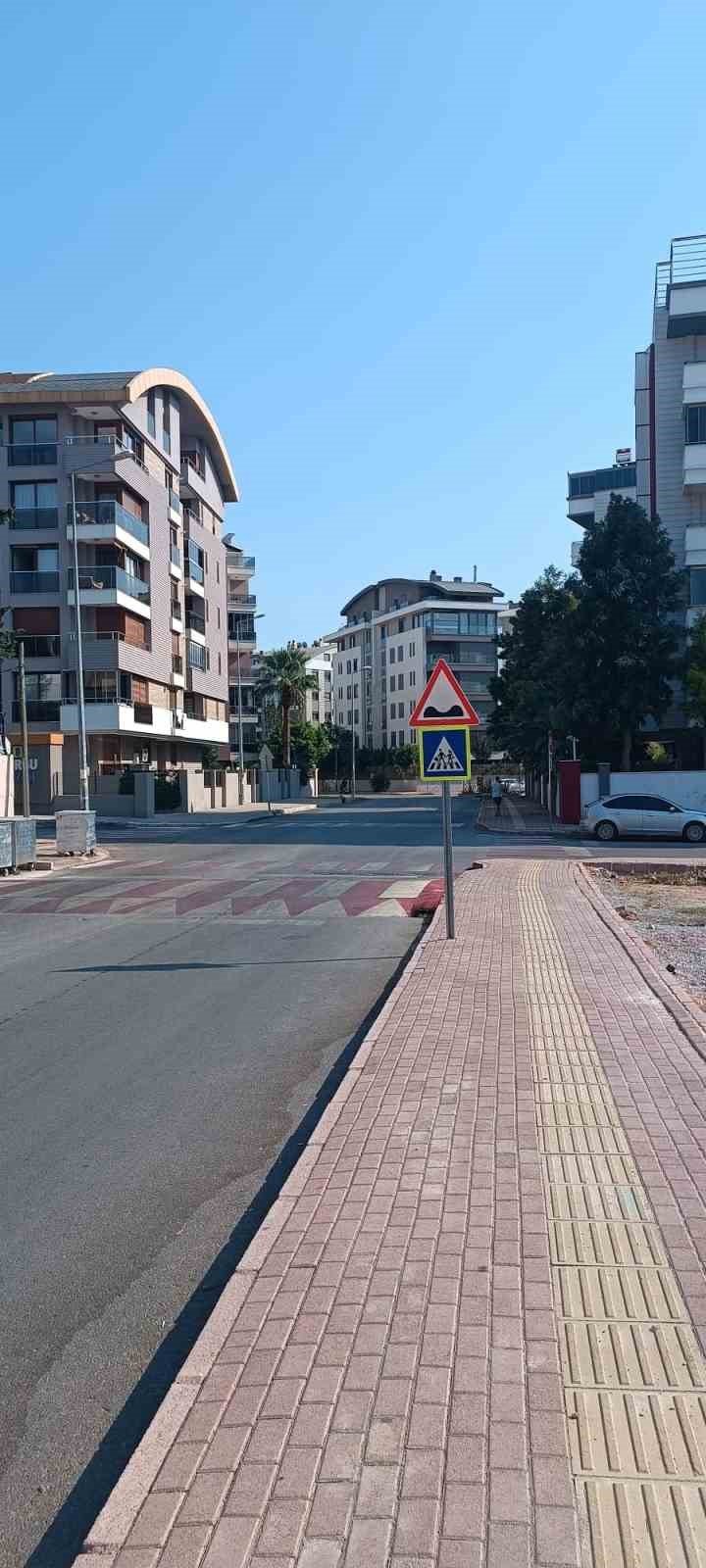 Okul Servisinden İndi, Yolun Karşısına Geçerken Başka Servisin Çarpmasıyla Hastanelik Oldu