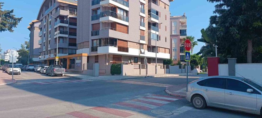 Okul Servisinden İndi, Yolun Karşısına Geçerken Başka Servisin Çarpmasıyla Hastanelik Oldu