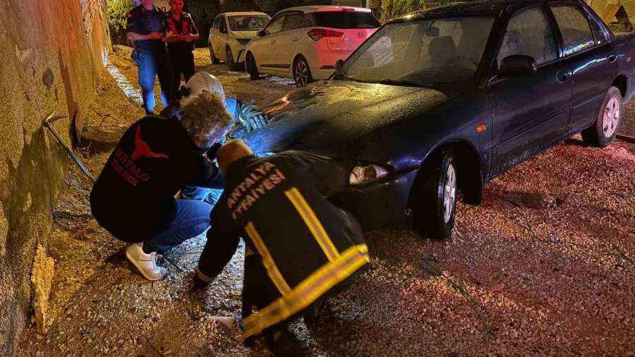 Manavgat’ta Park Halindeki Otomobilin Motoru Alevlere Teslim Oldu