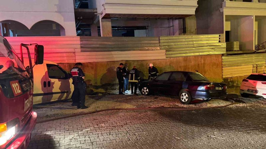 Manavgat’ta Park Halindeki Otomobilin Motoru Alevlere Teslim Oldu