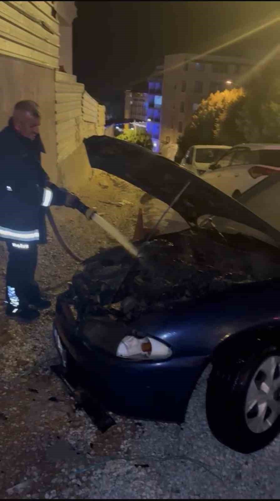 Manavgat’ta Park Halindeki Otomobilin Motoru Alevlere Teslim Oldu