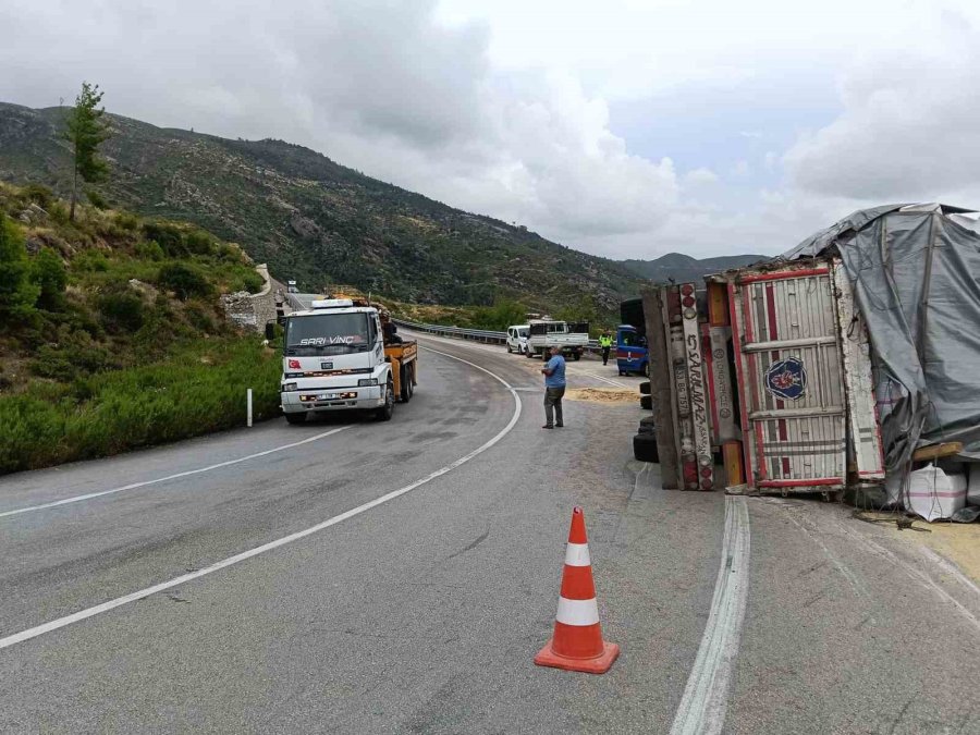 Saman Balyası Yüklü Tır Devrildi: 1 Yaralı