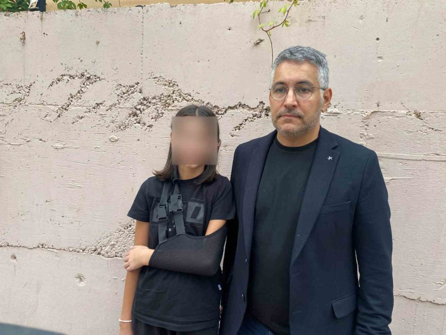 Okul Servisinden İndi, Yolun Karşısına Geçerken Başka Servisin Çarpmasıyla Hastanelik Oldu