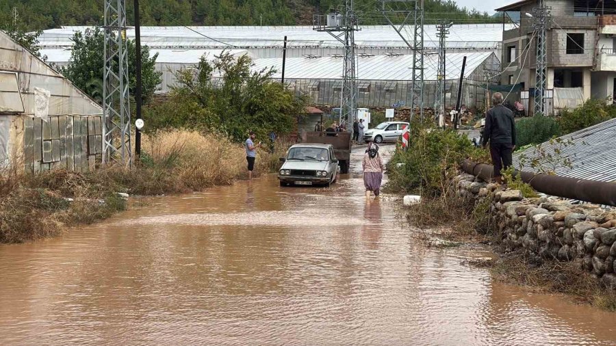 Bozyazı’da Sağanak Yağış: Seralar Ve İş Yerleri Sular Altında Kaldı