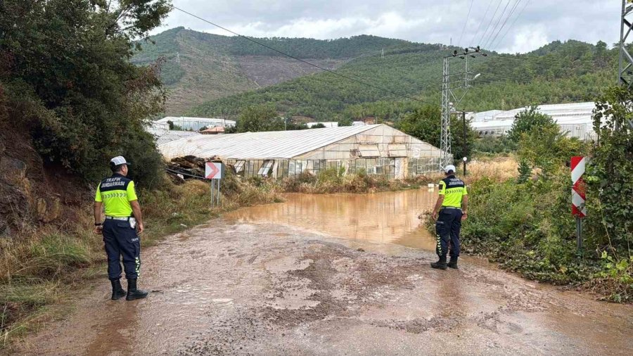 Bozyazı’da Sağanak Yağış: Seralar Ve İş Yerleri Sular Altında Kaldı