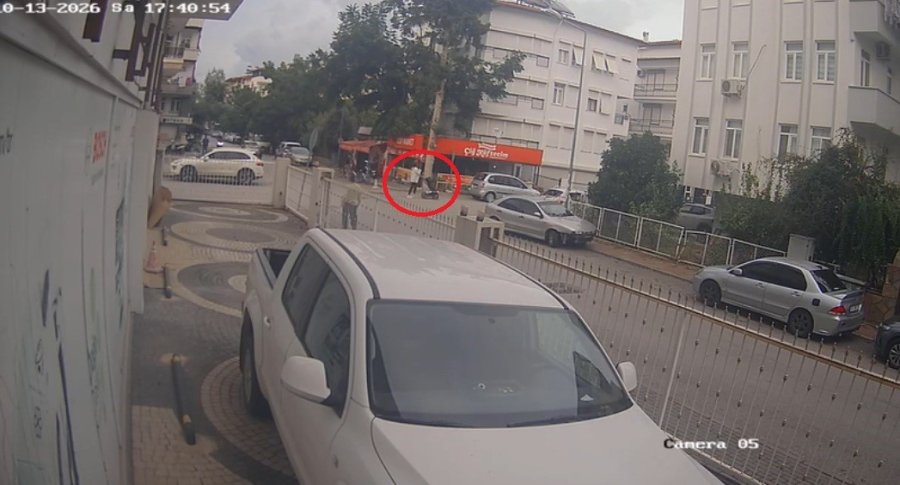 Kazadan 3 Saniye Önce Bebek Arabasıyla Bölgeden Geçen Yaya Kıl Payı Kurtuldu