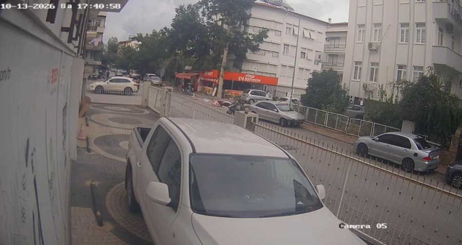 Kazadan 3 Saniye Önce Bebek Arabasıyla Bölgeden Geçen Yaya Kıl Payı Kurtuldu