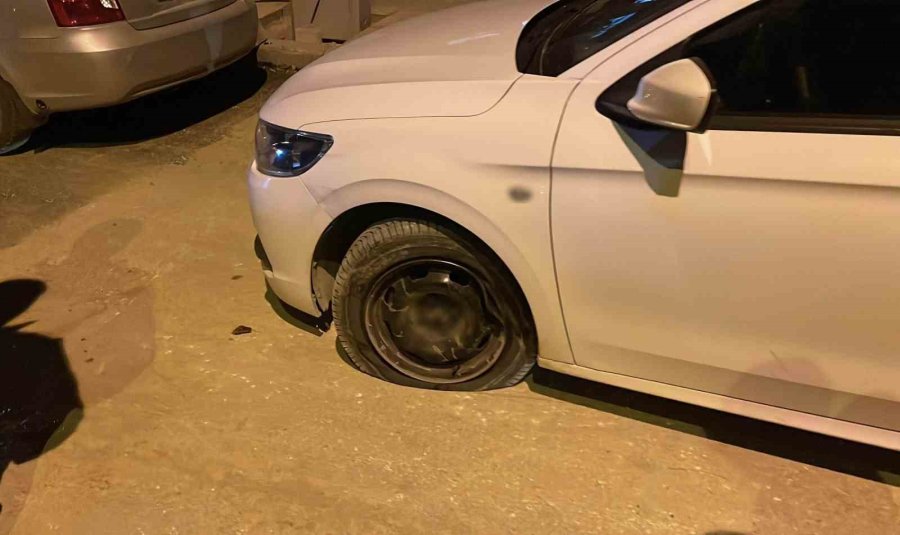 Karaman’da Elektrik Hattı İçin Kazılan Çukura Giren Otomobilde Hasar Oluştu