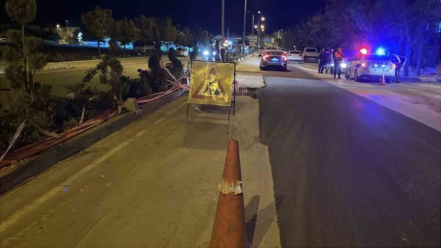 Karaman’da Elektrik Hattı İçin Kazılan Çukura Giren Otomobilde Hasar Oluştu