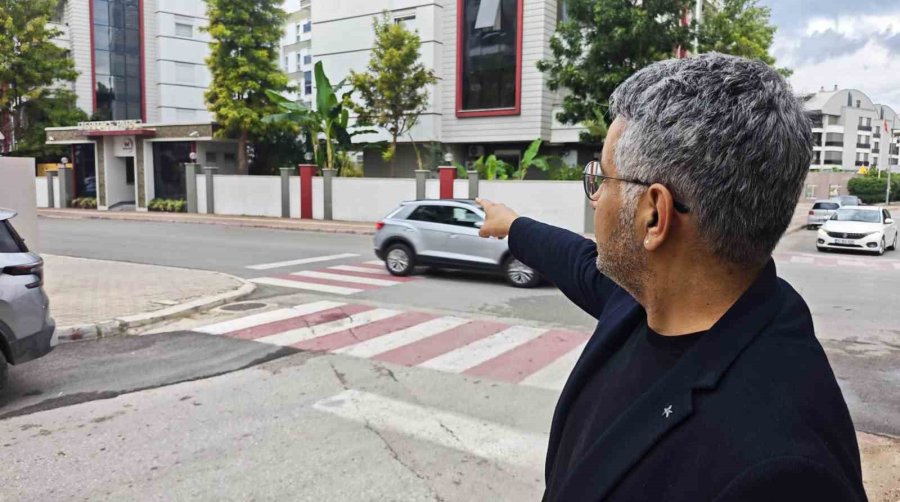 Okul Servisinden İndi, Yolun Karşısına Geçerken Başka Servisin Çarpmasıyla Hastanelik Oldu