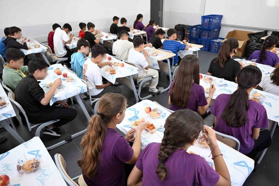 Mersin’de 3 Bin Öğrenciye Günlük Ücretsiz Öğle Yemeği Desteği