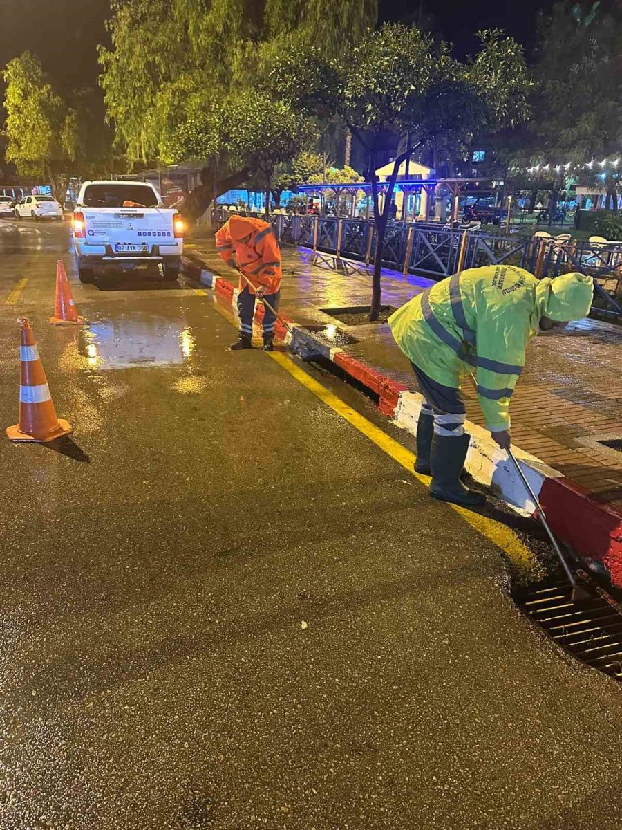 Antalya Büyükşehir Belediyesi 478 Personel Ve 347 İş Makinesi İle Sahada