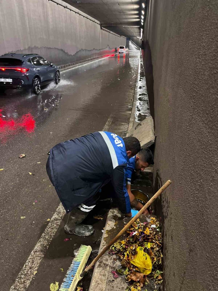 Antalya Büyükşehir Belediyesi 478 Personel Ve 347 İş Makinesi İle Sahada