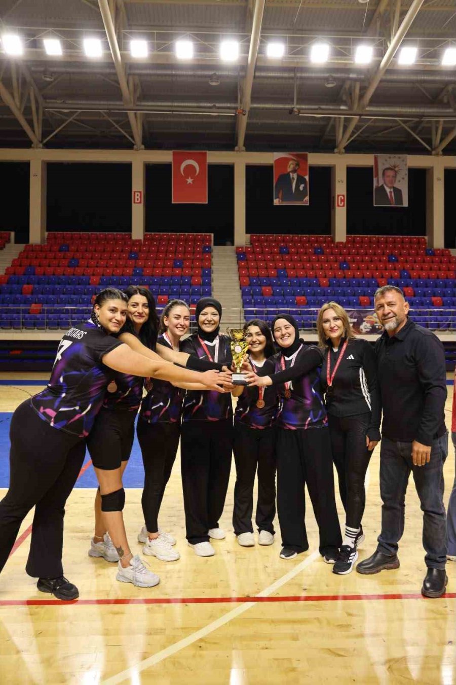 Niğde’de Kadınlar Voleybol Turnuvasının Şampiyon Belli Oldu
