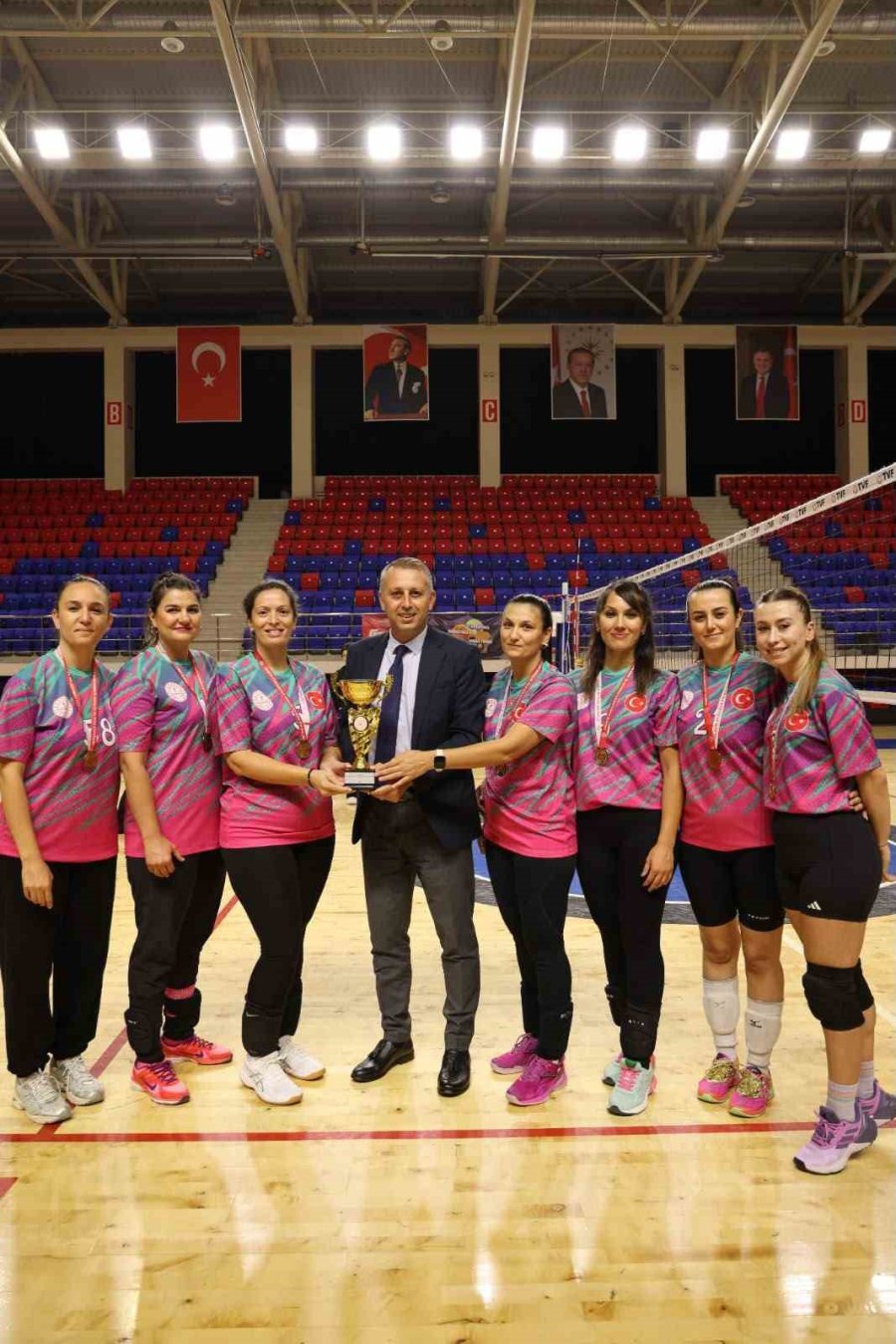 Niğde’de Kadınlar Voleybol Turnuvasının Şampiyon Belli Oldu