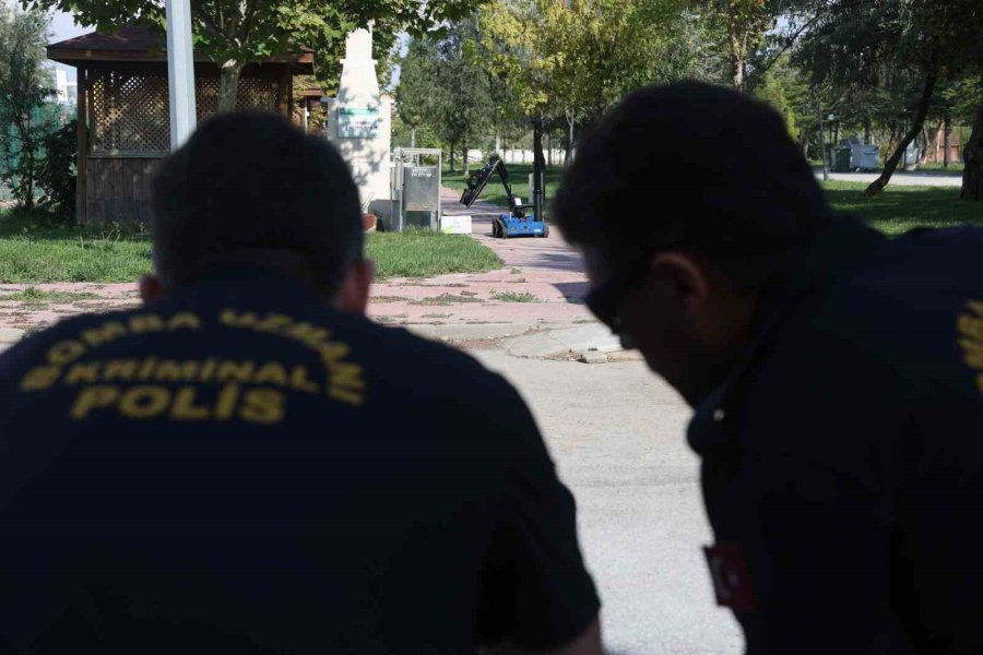 Herkesin Uzaklaştığı Şüpheli Paketlere Onlar Hayatlarını Ortaya Koyarak Yaklaşıyor