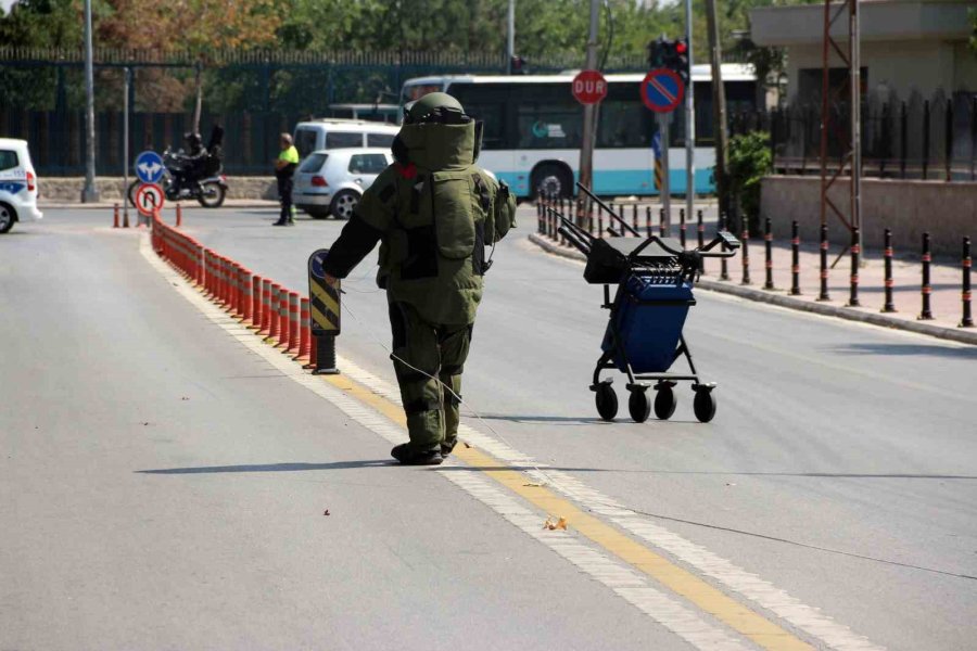 Herkesin Uzaklaştığı Şüpheli Paketlere Onlar Hayatlarını Ortaya Koyarak Yaklaşıyor