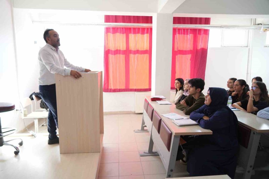 Yıllar Sonra Eğitim Hayatına Dönen Kadın Oğluyla Aynı Üniversitede Okuyor