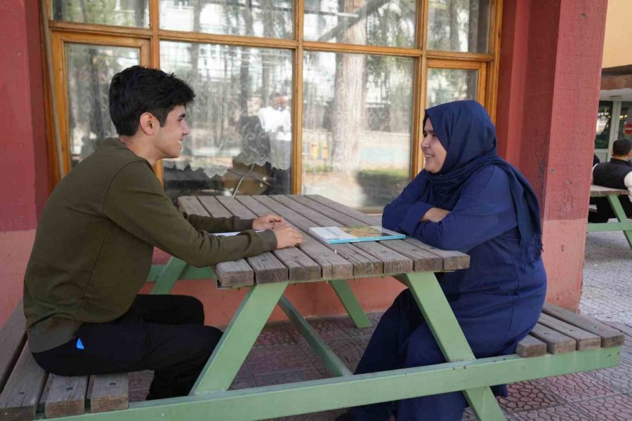 Yıllar Sonra Eğitim Hayatına Dönen Kadın Oğluyla Aynı Üniversitede Okuyor