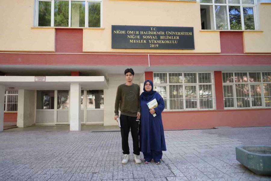 Yıllar Sonra Eğitim Hayatına Dönen Kadın Oğluyla Aynı Üniversitede Okuyor